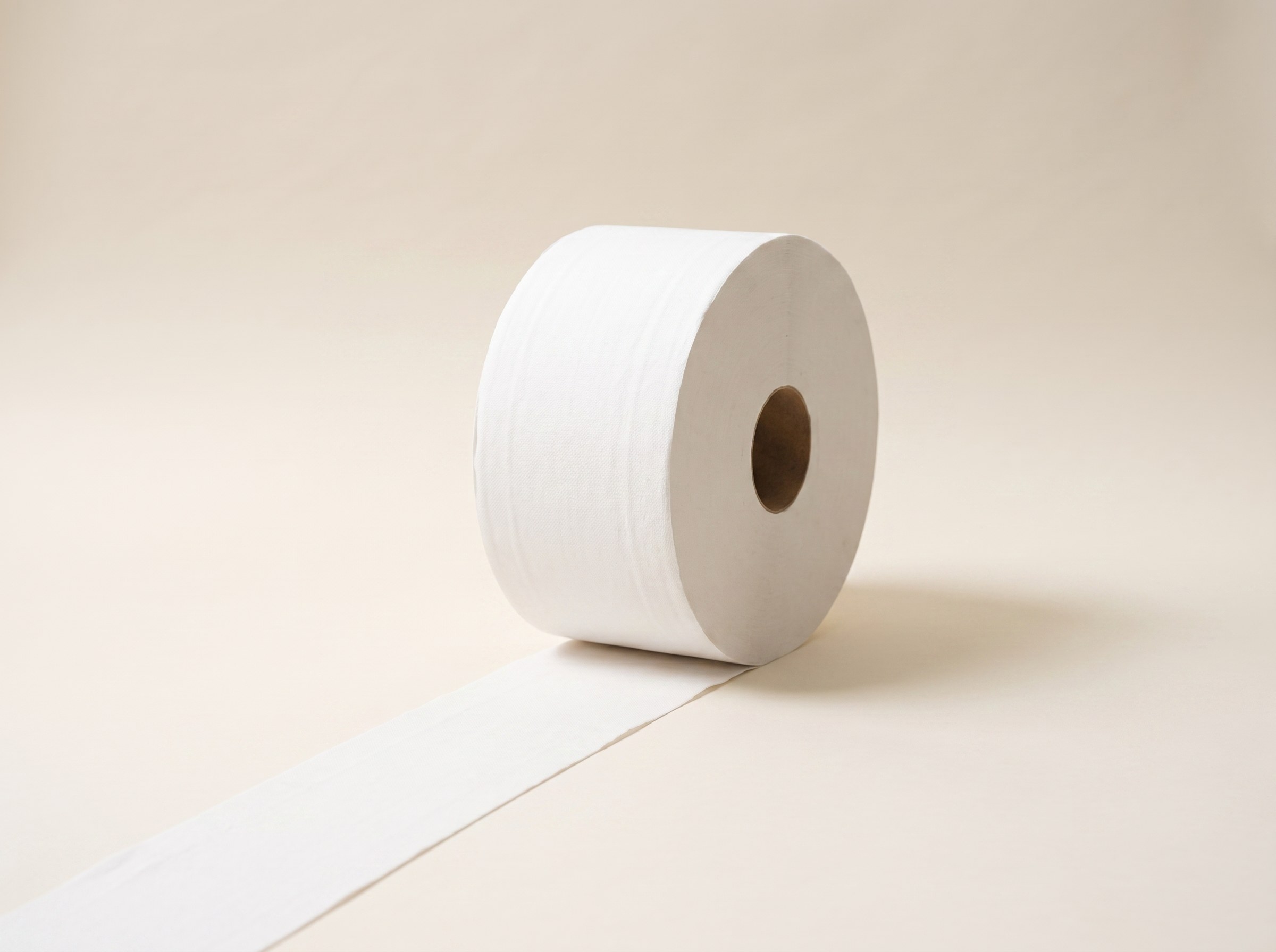 Rollo de papel higiénico jumbo desenrollado, mostrando el metraje real